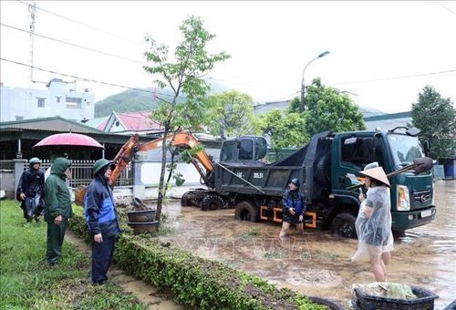 Lãnh đạo UBND đặc khu Vân Đồn đi chỉ đạo khắc phục ngập úng, sạt lở đất. Ảnh: TTXVN phát