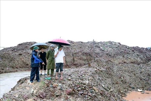 Lãnh đạo UBND đặc khu Vân Đồn đi chỉ đạo khắc phục ngập úng, sạt lở đất. Ảnh: TTXVN phát