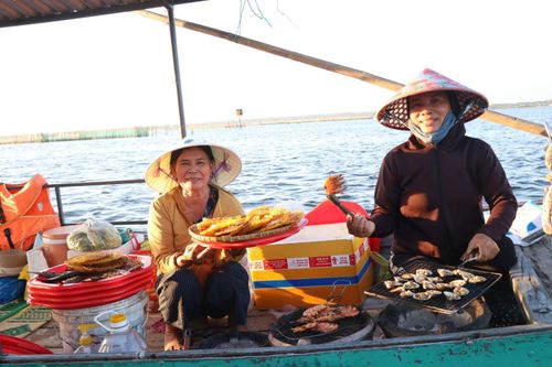 Chính sự thân thiện, mộc mạc của những ngư dân Ngư Mỹ Thạnh là điểm nhấn của tour du lịch cộng đồng nơi đây.