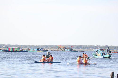 Trải nghiệm chèo SUP trên phá Tam Giang.