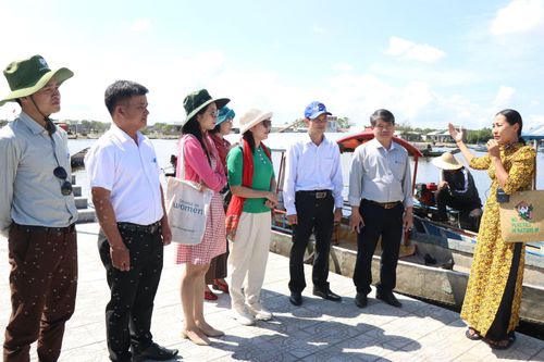 Người dân trở thành hướng dẫn viên kể chuyện về những con người Ngư Mỹ Thạnh sống dựa vào tự nhiên.