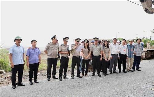 Phòng Thi hành án dân sự khu vực 6 (Thi hành án dân sự thành phố Hải Phòng) cưỡng chế thi hành án dân sự buộc trả lại mặt bằng phục vụ chỉnh trang đô thị tại phường Đồ Sơn.