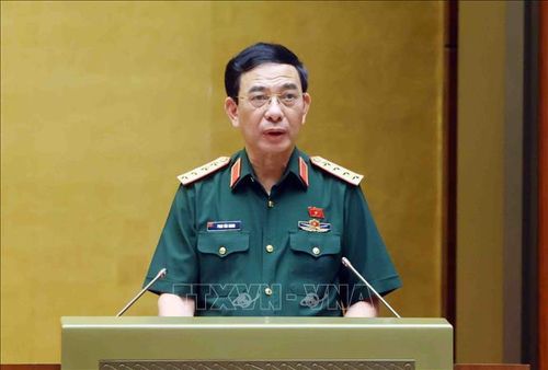 Đại tướng Phan Văn Giang, Phó Thủ tướng, Bộ trưởng Bộ Quốc phòng thừa ủy quyền của Thủ tướng Chính phủ trình bày Báo cáo giải trình, tiếp thu, chỉnh lý dự thảo Luật Phòng, chống phổ biến vũ khí hủy diệt hàng loạt và Luật sửa đổi, bổ sung một số điều của 09 luật về quân sự, quốc phòng. Ảnh: Phạm Kiên/TTXVN