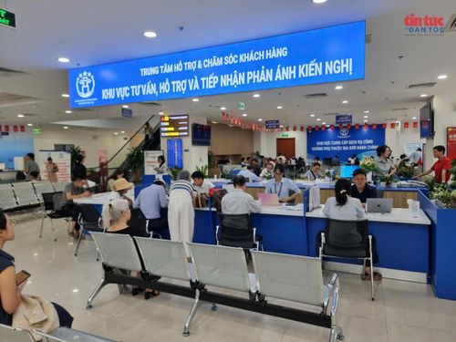 Khu vực ghi biển báo hỗ trợ khách hàng nhưng khi được hỏi thì nhân viên trả lời không biết phân loại thủ tục và yêu cầu quay trở lại bàn lễ tân.