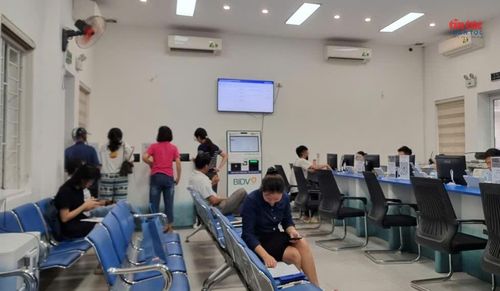 Người dân khai lại dịch vụ công trực tuyến qua điện thoại ngay tại điểm tiếp nhận để được giải quyết hồ sơ chứng thực vào sơ yếu lý lịch.