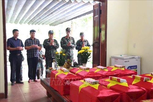 Lãnh đạo Bộ Chỉ huy Quân sự tỉnh Tuyên Quang và Đội Tìm kiếm, quy tập hài cốt liệt sĩ thực hiện nghi thức tưởng niệm các liệt sĩ tại Nhà quàn.
