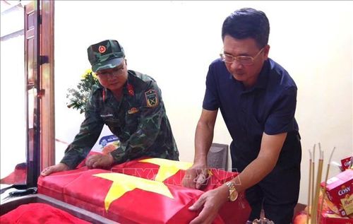 Thượng tá Nguyễn Trung Kiên, Phó Chủ nhiệm Chính trị, Bộ Chỉ huy Quân sự tỉnh Tuyên Quang và Chủ tịch UBND xã Minh Tân Vi Quang Ngọc chỉnh trang nơi quàn hài cốt các liệt sĩ vừa được tìm thấy.