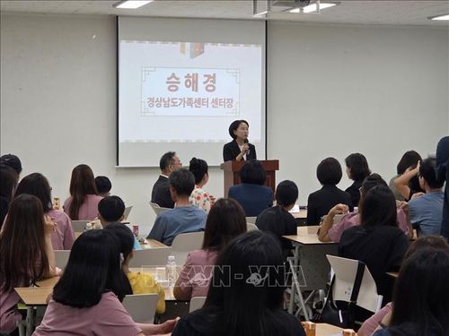 Bà Seung Hae Gyeong, Giám đốc Trung tâm Gia đình tỉnh Gyeongsangnam trao đổi về kế hoạch hợp tác hỗ trợ các gia đình đa văn hóa Việt - Hàn tại lễ phát động chương trình hỗ trợ về thăm Việt Nam dịp Tết Trung thu 2026. Ảnh: Nhật Hưng/PV TTXVN tại Hàn Quốc