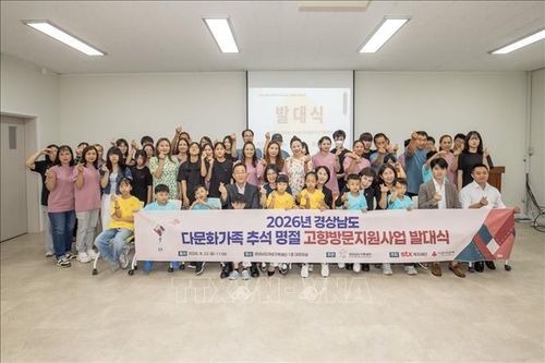 Tổng Lãnh sự Việt Nam tại Busan Đoàn Phương Lan (hàng trước, giữa) cùng đại biểu và các gia đình đa văn hóa Việt - Hàn tại lễ phát động chương trình hỗ trợ về thăm Việt Nam dịp Tết Trung thu 2026. Ảnh: Nhật Hưng/PV TTXVN tại Hàn Quốc