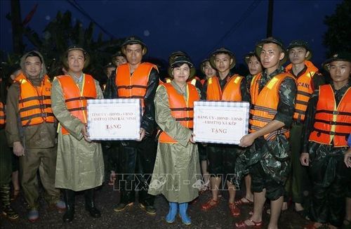 Lãnh đạo tỉnh Bắc Ninh động viên công tác phòng, chống bão lũ tại xã Kép. Ảnh: Thái Hùng/TTXVN