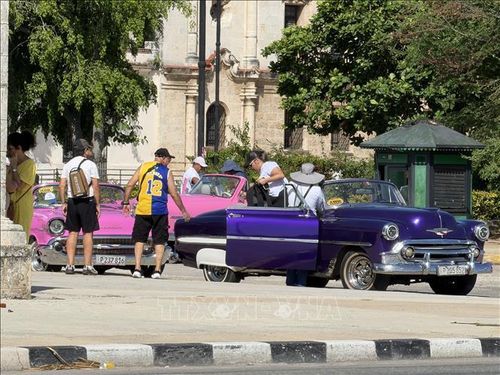 Những chiếc xe cổ đưa du khách tới tham quan một điểm đến ở thủ đô La Habana (Cuba), ngày 26/6/2026.