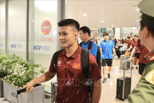 Quang Hải cùng đội tuyển Việt Nam về tới sân bay quốc tế Nội Bài. Ảnh: Minh Quyết/TTXVN