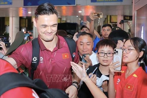 Niềm vui của Lê Giang Patrik trong vòng vây người hâm mộ tại sân bay quốc tế Nội Bài. Ảnh: Minh Quyết/TTXVN