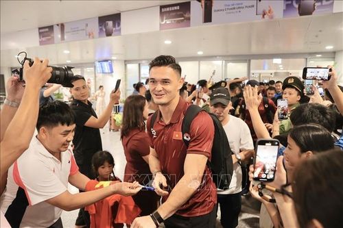 Thủ môn Lê Giang Patrik cùng các tuyển thủ được người hâm mộ nồng nhiệt chào đón tại sân bay quốc tế Nội Bài. Ảnh: Minh Quyết/TTXVN