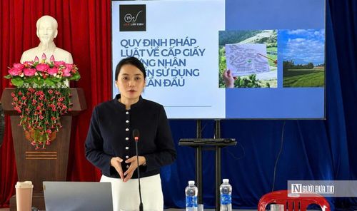 Luật sư Lê Thị Thúy Kiều, báo cáo viên pháp luật, phổ biến những quy định liên quan đến tách thửa, cấp giấy chứng nhận quyền sử dụng đất.