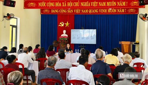 Tiến sĩ Phan Thị Nhật Tài, báo cáo viên pháp luật, trao đổi các quy định về dân số, bình đẳng giới và phòng, chống bạo lực gia đình.