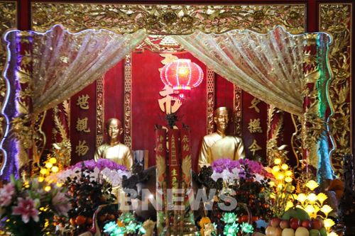 Bàn thờ ông, bà Đỗ Công Tường được bài trí trang trọng, thể hiện sự thành kính của hậu thế đối với tiền nhân. Ảnh: Hồng Thái-TTXVN