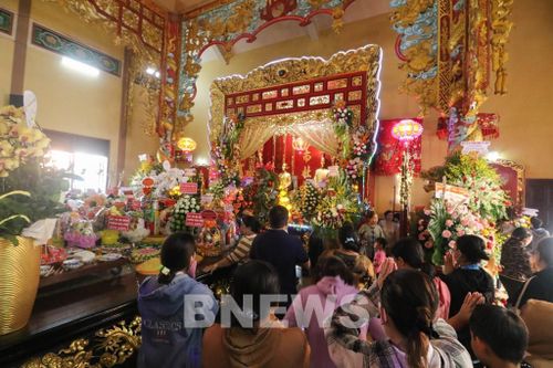 Người dân đến dâng hương tại đền, tiếp nối nét đẹp tri ân đối với tiền nhân. Ảnh: Hồng Thái-TTXVN