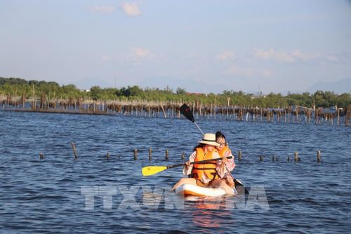 Trải nghiệm chèo SUP trên phá Tam Giang. Ảnh: Mai Trang - TTXVN