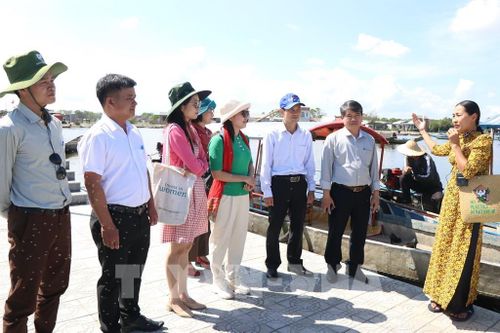 Người dân trở thành hướng dẫn viên kể chuyện về những con người Ngư Mỹ Thạnh sống dựa vào tự nhiên. Ảnh: Mai Trang - TTXVN