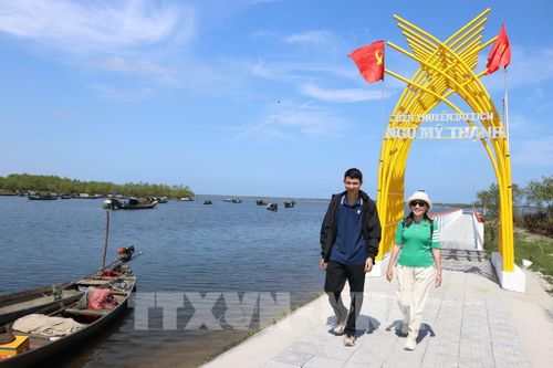 Du lịch trên phá Tam Giang. Ảnh: Mai Trang - TTXVN