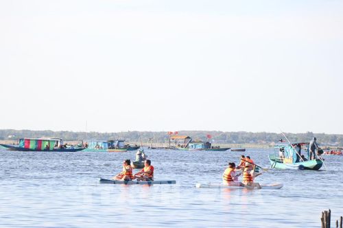 Trải nghiệm chèo SUP trên phá Tam Giang. Ảnh: Mai Trang - TTXVN