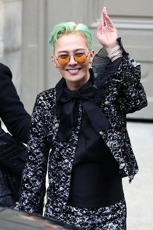 G-Dragon giải thích thêm rằng anh vẫn có thể đến ngân hàng và trao đổi trực tiếp với nhân viên để xử lý công việc.