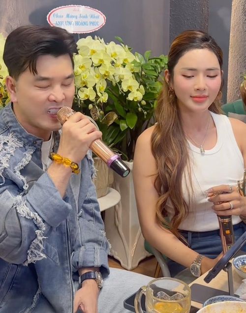 Nhiều người cho rằng có thể do thợ chỉnh ảnh quá đà, nam ca sĩ vẫn xuất hiện với diện mạo quen thuộc trên trang cá nhân.