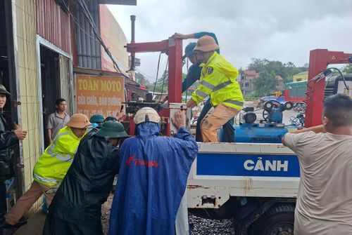 Lực lượng Cảnh sát giao thông tuyên truyền vận động và cùng các doanh nghiệp, người dân vận chuyển máy móc, thiết bị đến nơi an toàn
