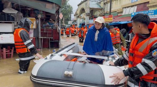 Lực lượng Cảnh sát cơ động sử dụng phương tiện chuyên dụng đưa người dân và tài sản ra khỏi khu vực bị cô lập