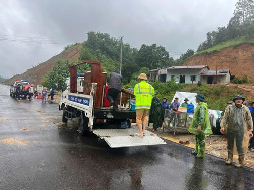 Cứu hộ, sơ tán tài sản nhân dân ra khỏi những vị trí nguy hiểm