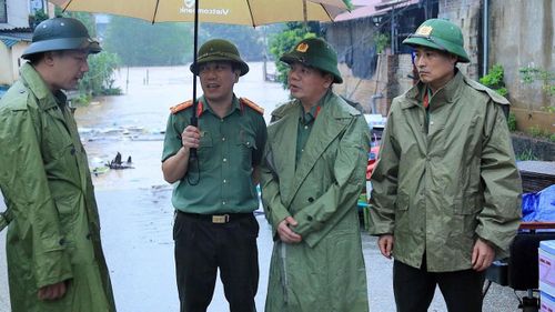 Đại tá Triệu Tuấn Hải, Phó Giám đốc Công an tỉnh Lạng Sơn (thứ 2 từ phải qua) trực tiếp chỉ đạo công tác phòng chống bão lụt tại các xã, phường