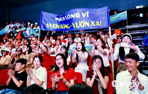 Sự cổ vũ nồng nhiệt của các cổ động viên.