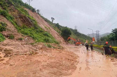 Hàng nghìn m3 đất sạt lở xuống đường.