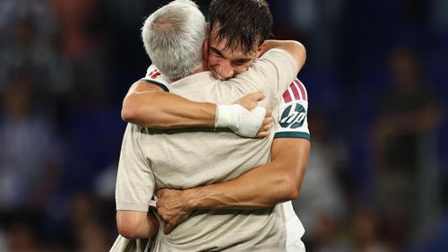 Jose Mourinho ăn mừng cùng cầu thủ ghi bàn Carlos Espi sau khi Real Madrid đánh bại Espanyol 2-1 trong trận đấu đầu tiên ông trở lại dẫn dắt đội bóng. Ảnh: Josep LAGO / AFP
