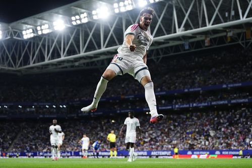 Carlos Espí ăn mừng bàn thắng muộn giúp Real Madrid giành chiến thắng. Ảnh: Anadolu/Getty Images