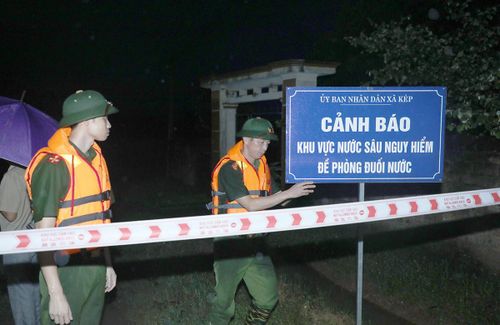 Công an xã Kép cắm biển cảnh báo ở tuyến đường vào thôn Phan Thịnh.