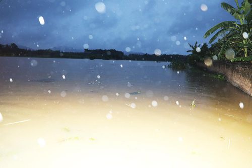 Tính đến 19h ngày 23/8, trên địa bàn xã Kép, mưa vẫn tiếp diễn, nước sông Thương tiếp tục dâng cao.