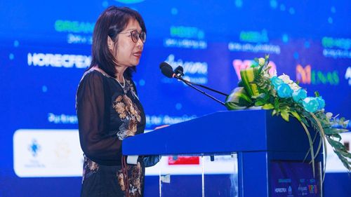 TS. Đỗ Cẩm Thơ, Trưởng phòng kế hoạch tài chính, Cục Du lịch quốc gia Việt Nam, trình bày tham luận về định hướng phát triển Du lịch Việt Nam giai đoạn 2026 - 2030 tại Horecfex Vietnam 2026. Ảnh: Furama Đà Nẵng