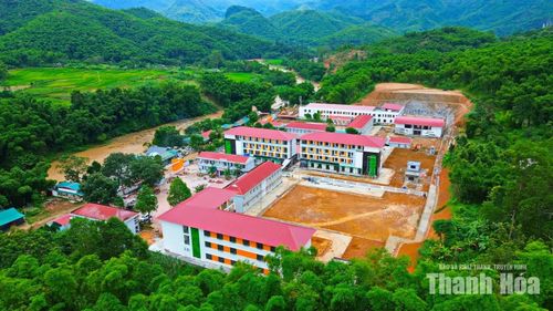 Toàn cảnh công trình nhìn từ trên cao, Trường Phổ thông nội trú TH&THCS Sơn Thủy nổi bật giữa không gian núi rừng.