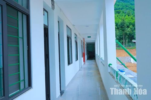 Hiện công trình trường Phổ thông nội trú TH&THCS Sơn Thủy đã hoàn thành 96% khối lượng xây lắp, đơn vị thi công quyết tâm đưa công trình về đích đúng kế hoạch vào ngày 30/8/2026.