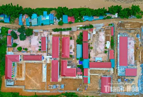 Từ trên cao nhìn xuống, những khối nhà mới nổi bật giữa đại ngàn. Công trình không chỉ tạo nên một diện mạo mới cho giáo dục Sơn Thủy mà còn thể hiện sự quan tâm, đầu tư của Đảng, Nhà nước và tỉnh Thanh Hóa đối với giáo dục vùng biên.