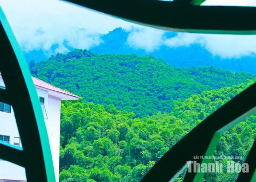 Từ khuôn viên trường, những dãy núi vùng biên hiện ra phía xa. Ngôi trường mới không chỉ thay đổi cảnh quan mà còn mở ra một không gian giáo dục mới cho trẻ em nơi địa bàn biên giới.