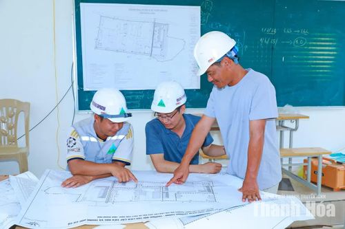 Những phần việc cuối cùng trên công trường đang được các cán bộ kỹ thuật, công nhân vẫn khẩn trương hoàn thiện.