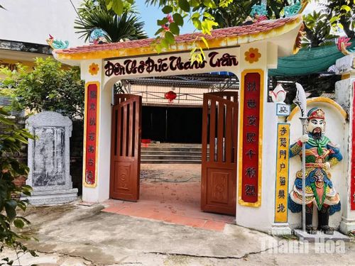 Đền thờ Đức Thánh Trần trên đường Lê Thị Hoa, phường Hạc Thành.
