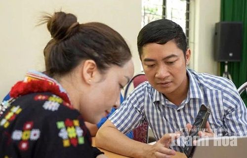 Anh Đoàn Văn Trường, Bí thư Đảng ủy xã Pù Nhi, hướng dẫn người dân thực hiện các dịch vụ công trên điện thoại thông minh.