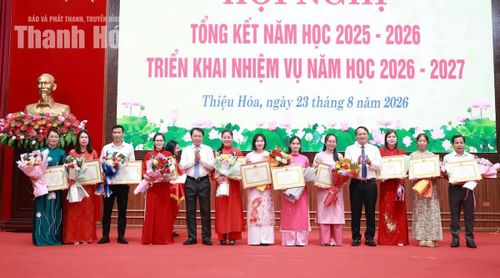 Lãnh đạo xã Thiệu Hóa trao thưởng cho các cá nhân có thành tích xuất sắc trong thực hiện nhiệm vụ năm học 2025-2026.
