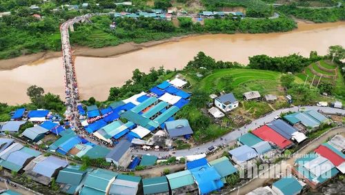 Cầu Chiềng Nưa bắc qua sông Mã nối các bản làng xã Trung Lý và Mường Lý.