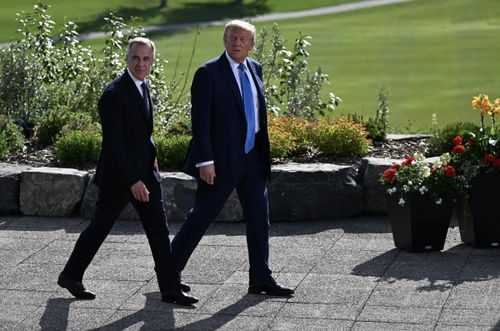 Thủ tướng Canada Mark Carney (trái) và Tổng thống Mỹ Donald Trump tại hội nghị thượng đỉnh G7 ở Canada, tháng 6/2025 - Ảnh: NYT.