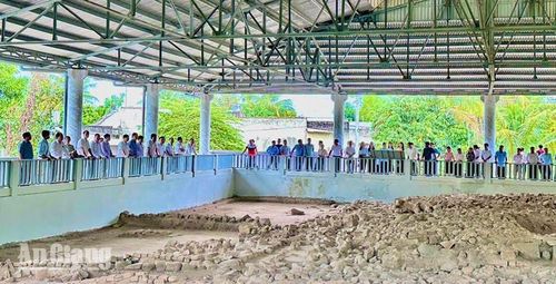 Hệ thống mái che được xây dựng kiên cố nhằm bảo quản Di tích Văn hóa Óc Eo.